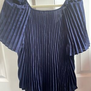 SÉZANE | Navy blue blouse. Floral embroidered design.